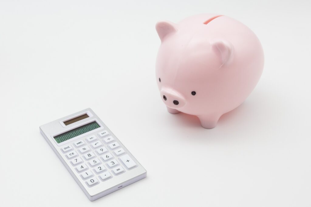 豚の貯金箱と電卓