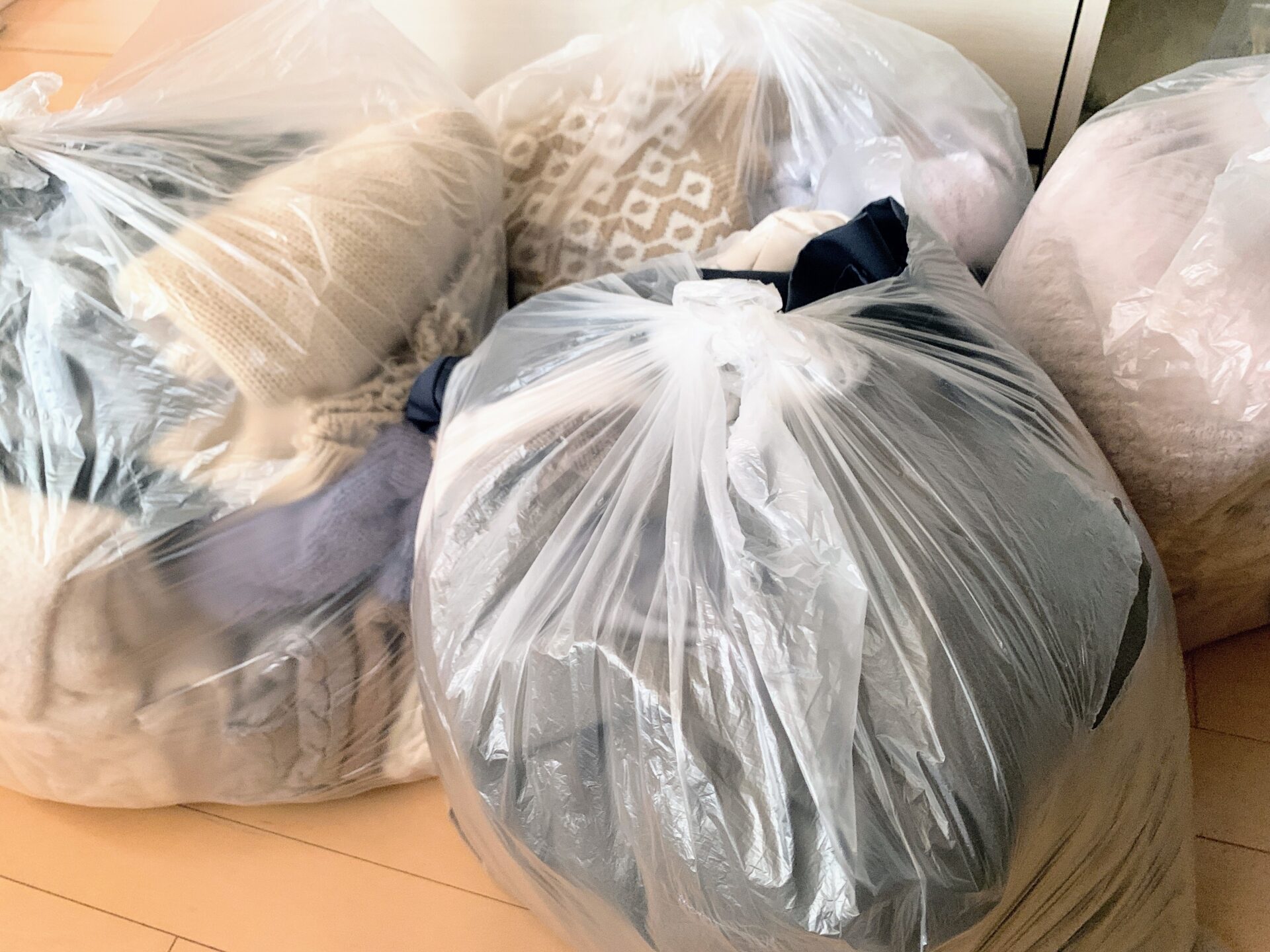 ごみ袋に入れた服