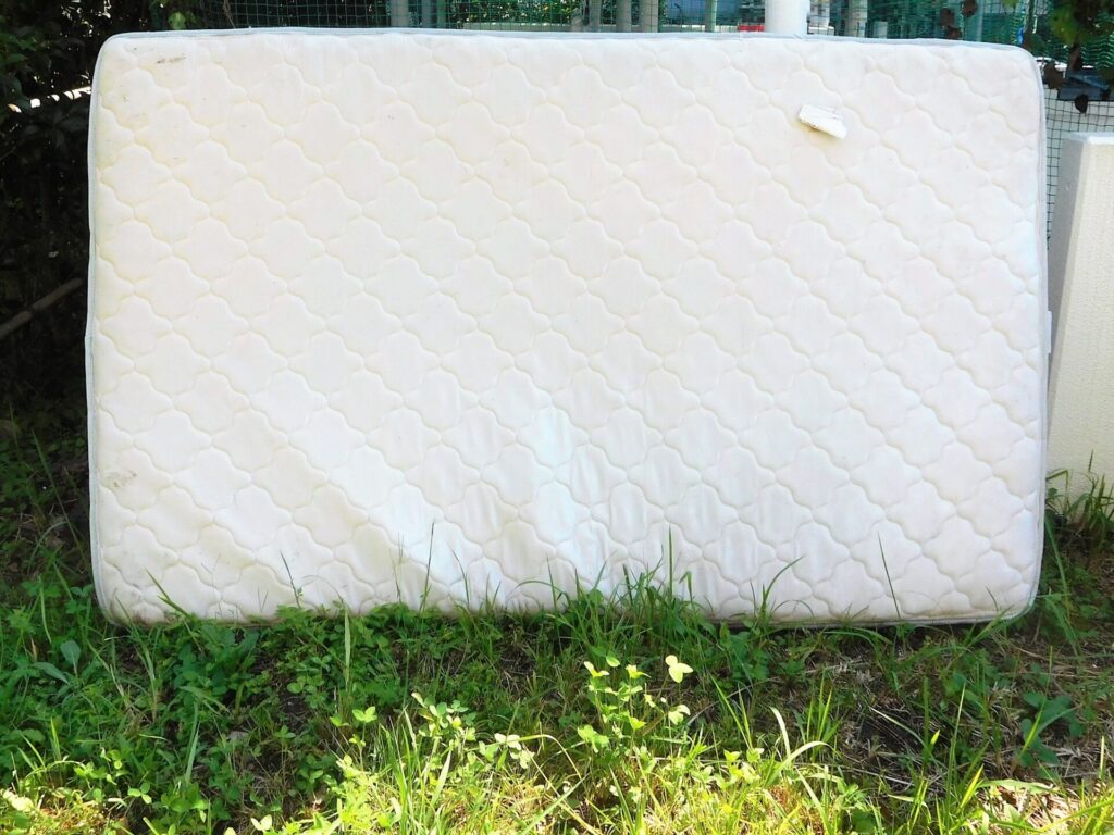 捨てられたマットレス