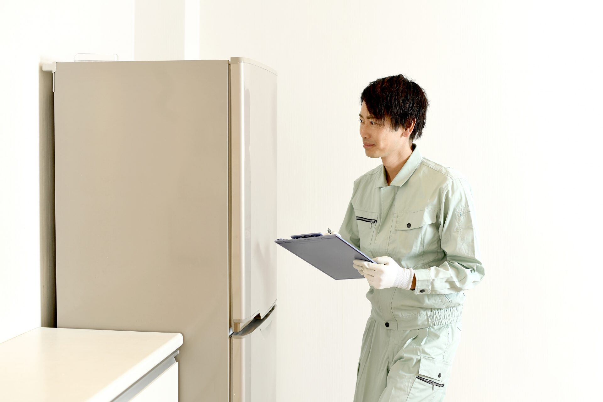 家電の査定をする男性