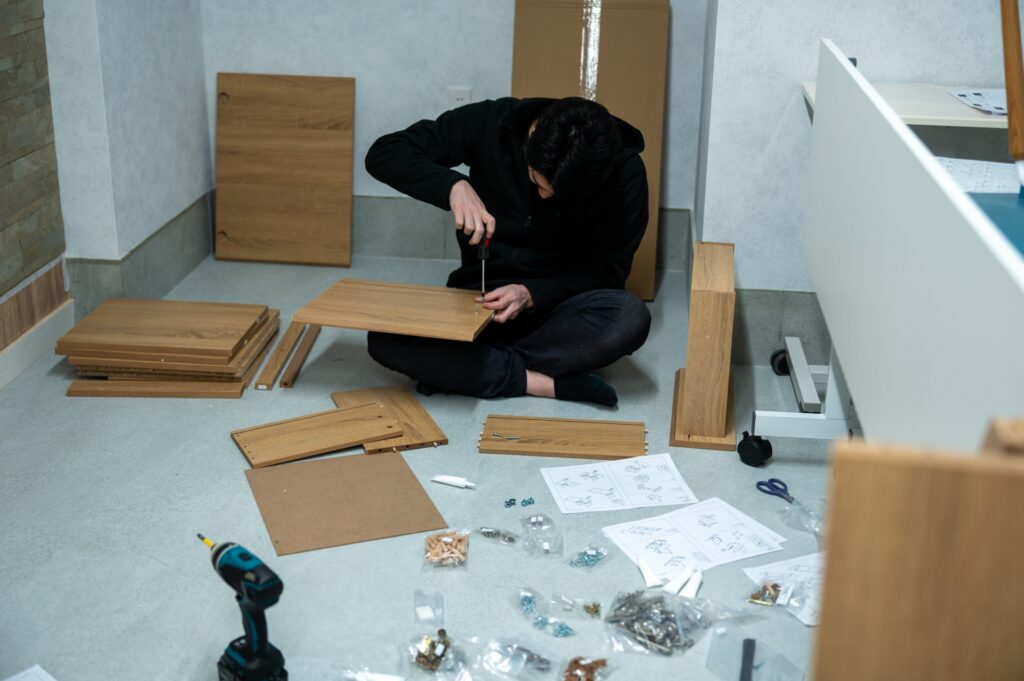 家具を組み立てる男性