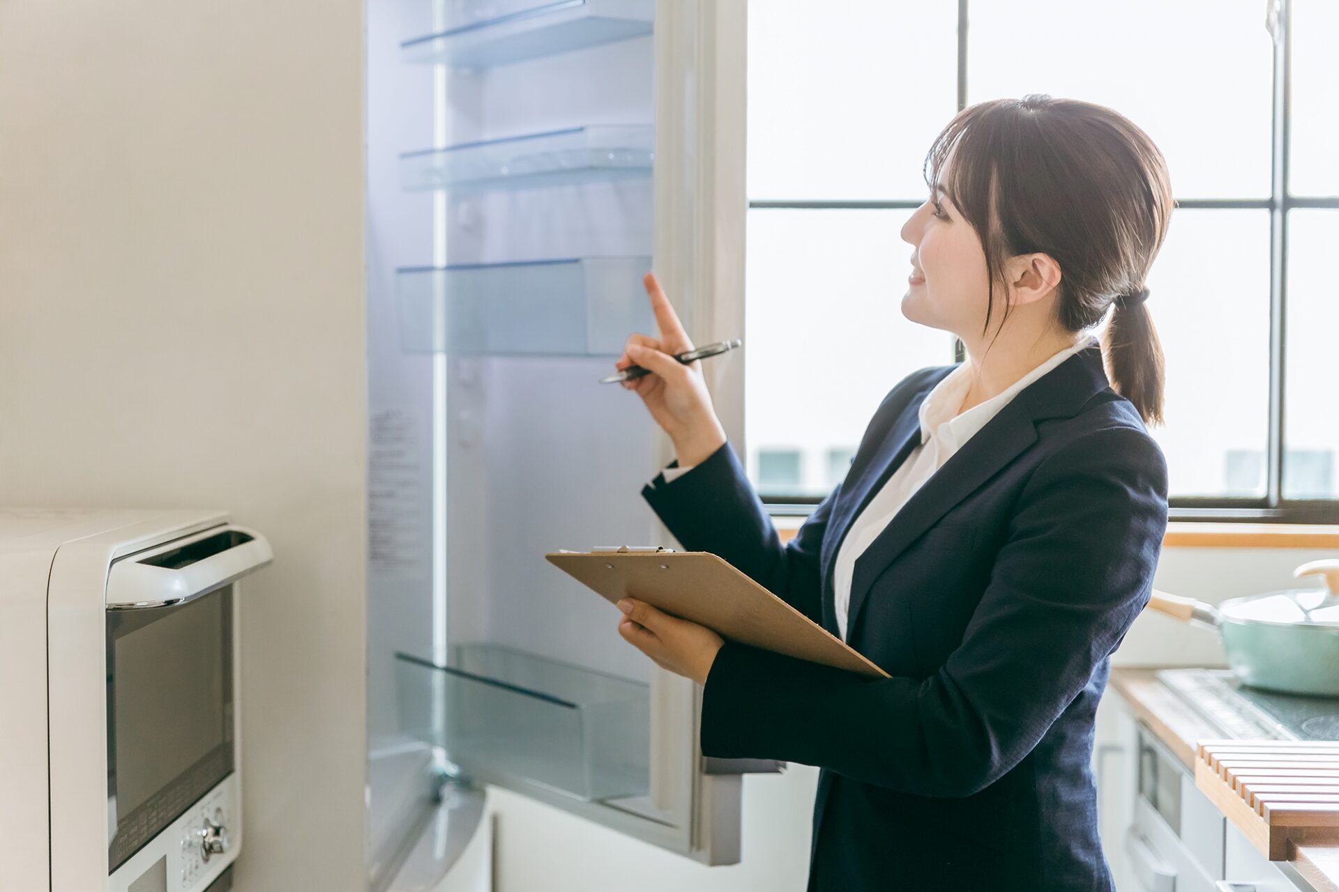 家電を査定する人