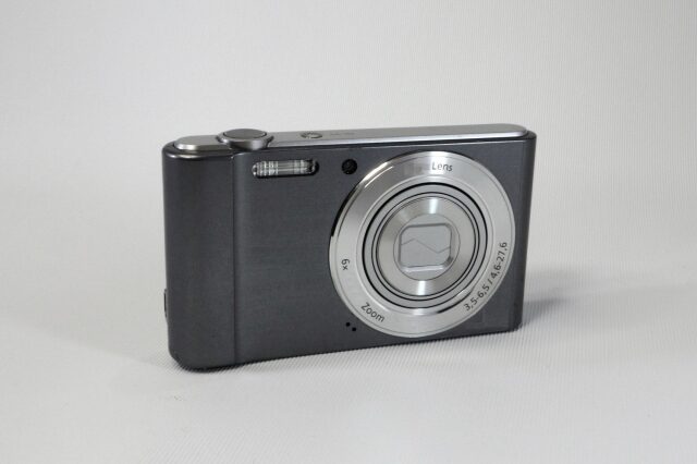 コンパクトデジタルカメラ