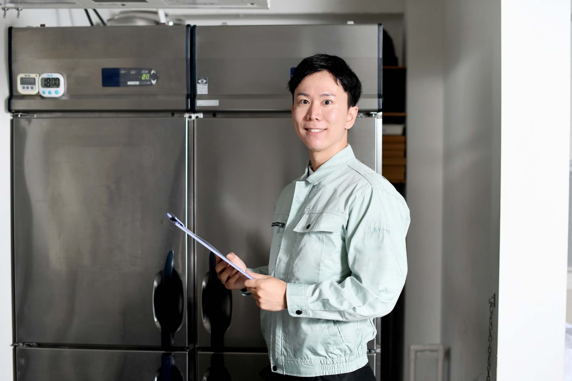 業務用冷蔵庫と業者の人