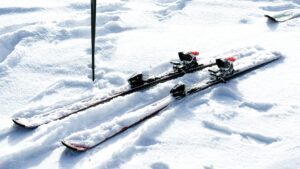 スキー板の処分方法7選！無料の捨て方や費用、注意点を解説