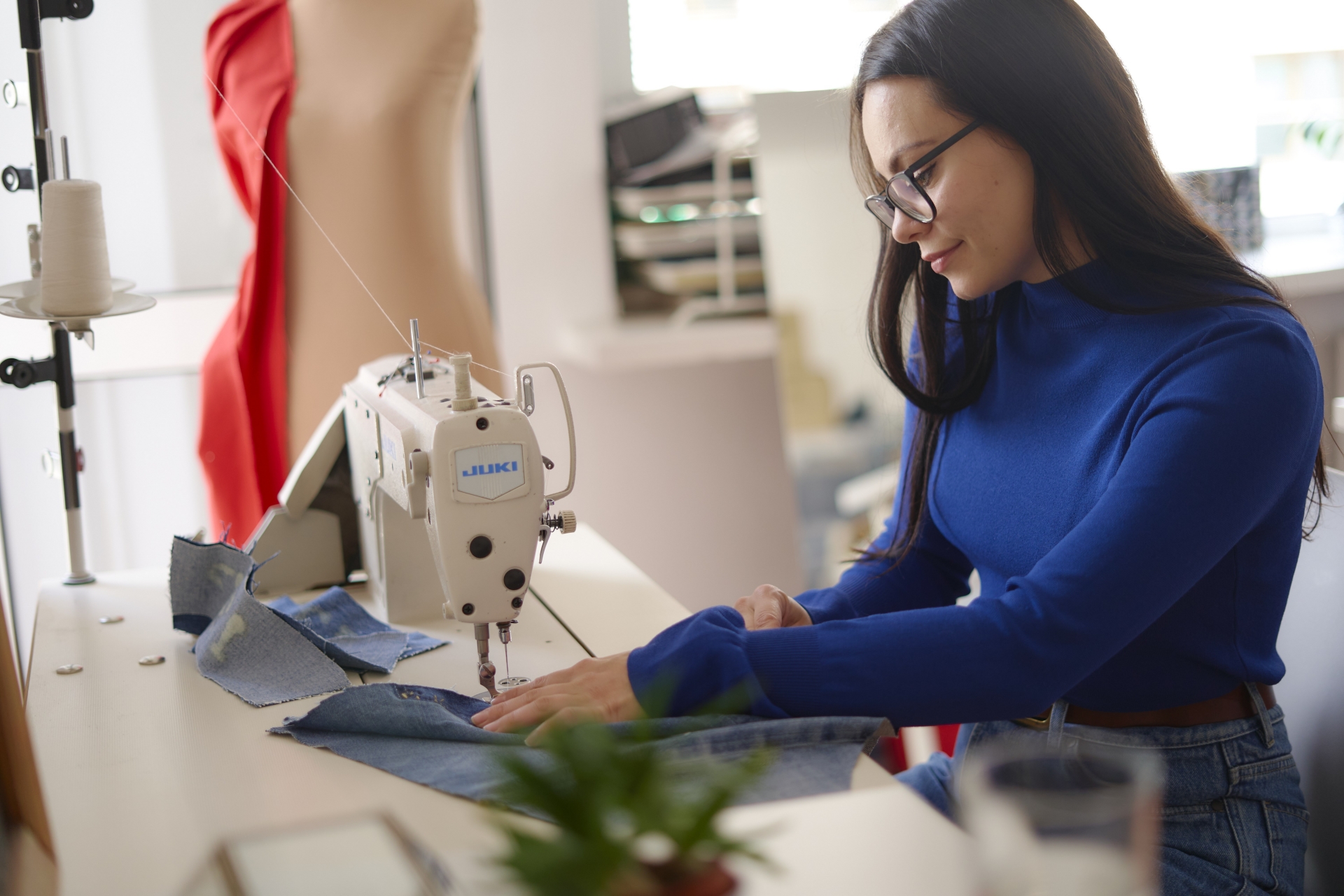 ミシンを使う女性