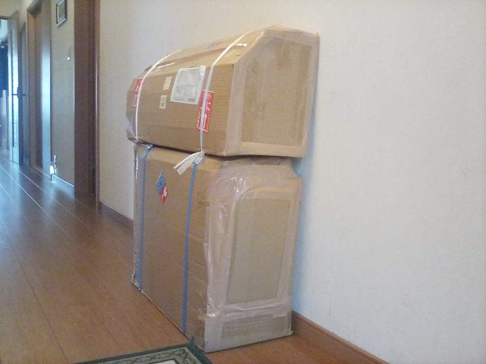 梱包されたエアコン