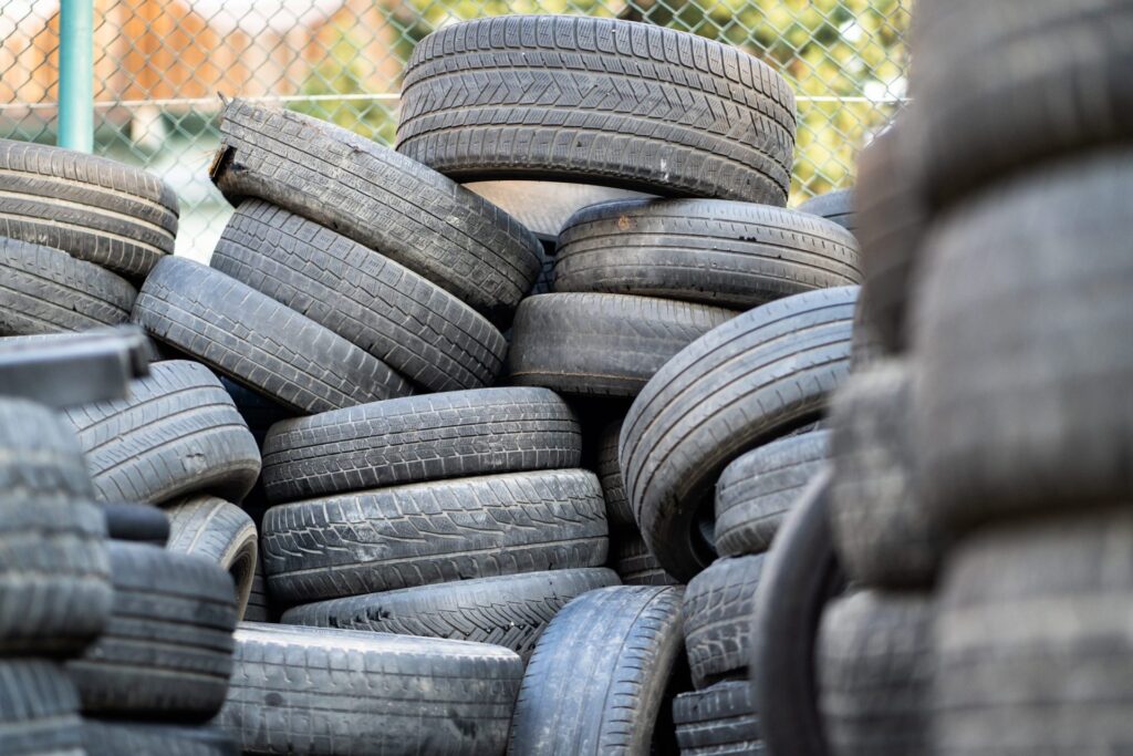 たくさん積まれたタイヤ