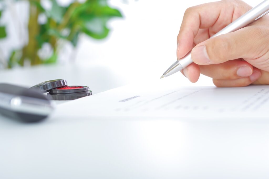 書類にサインする人