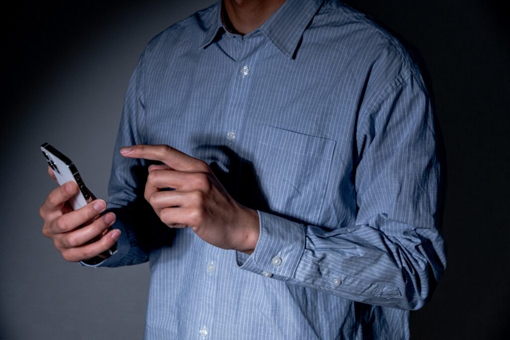 スマホを操作する男性