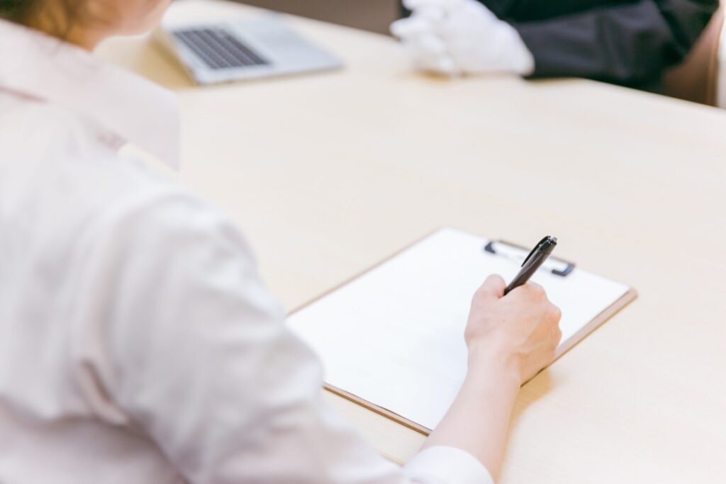 契約書にサインする女性