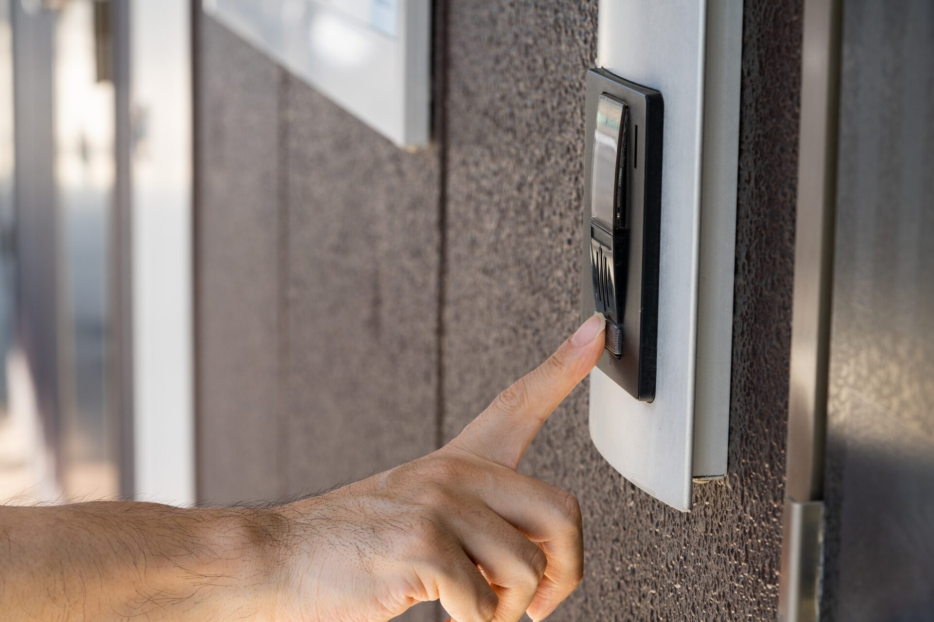 インターホンを押す人