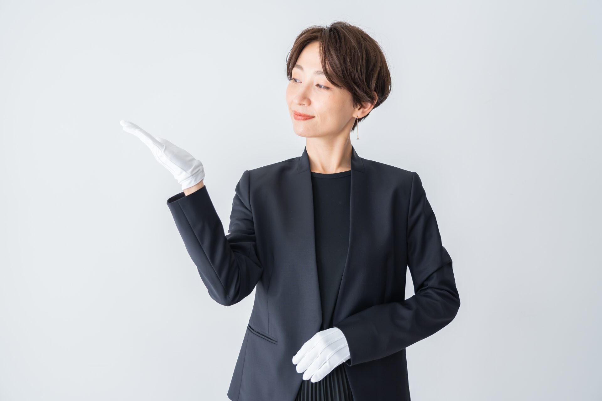 手袋をつけた女性