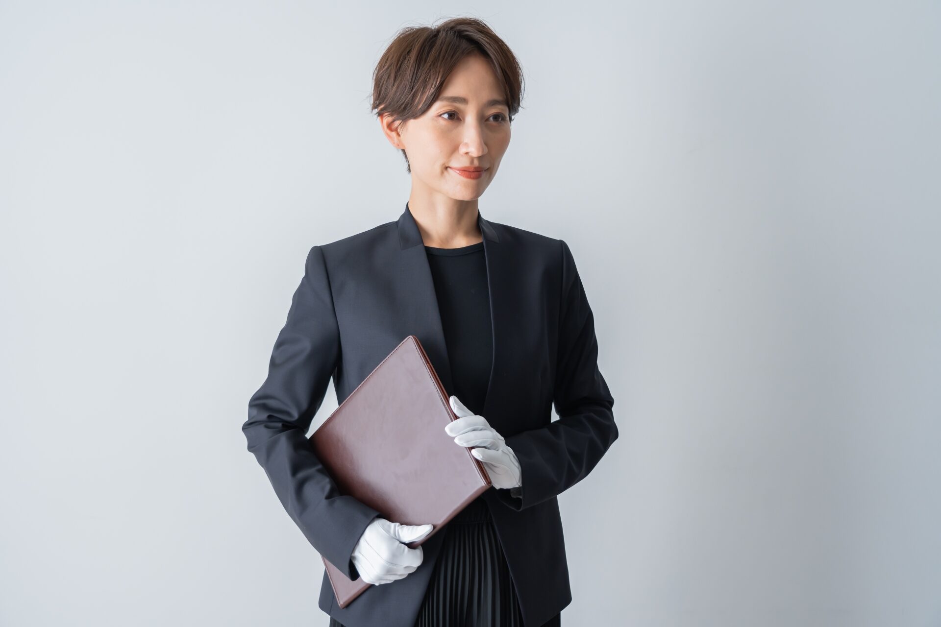 手袋をつけた女性