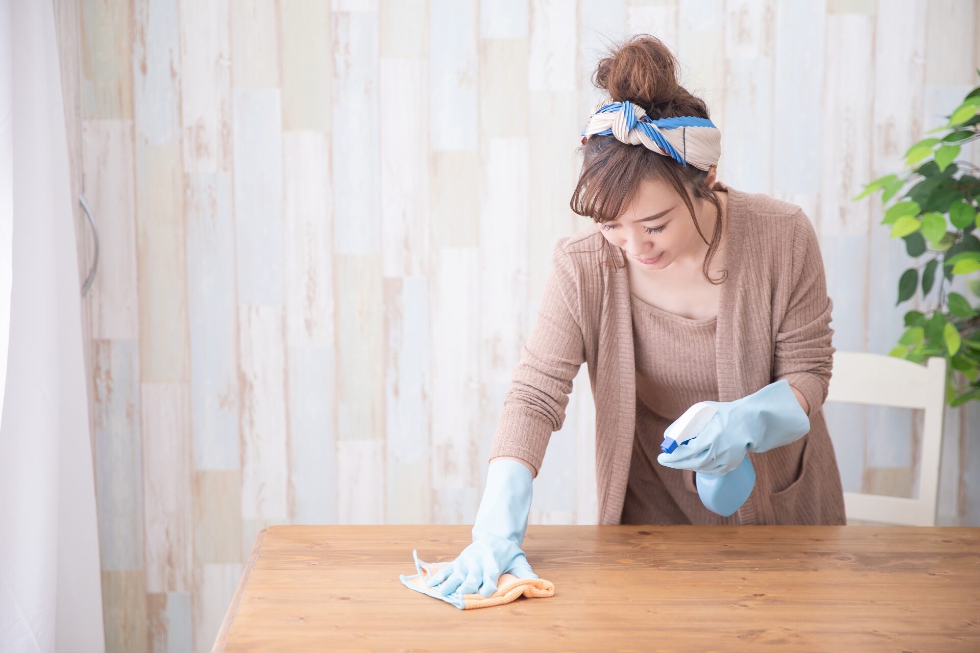 テーブルを拭く女性