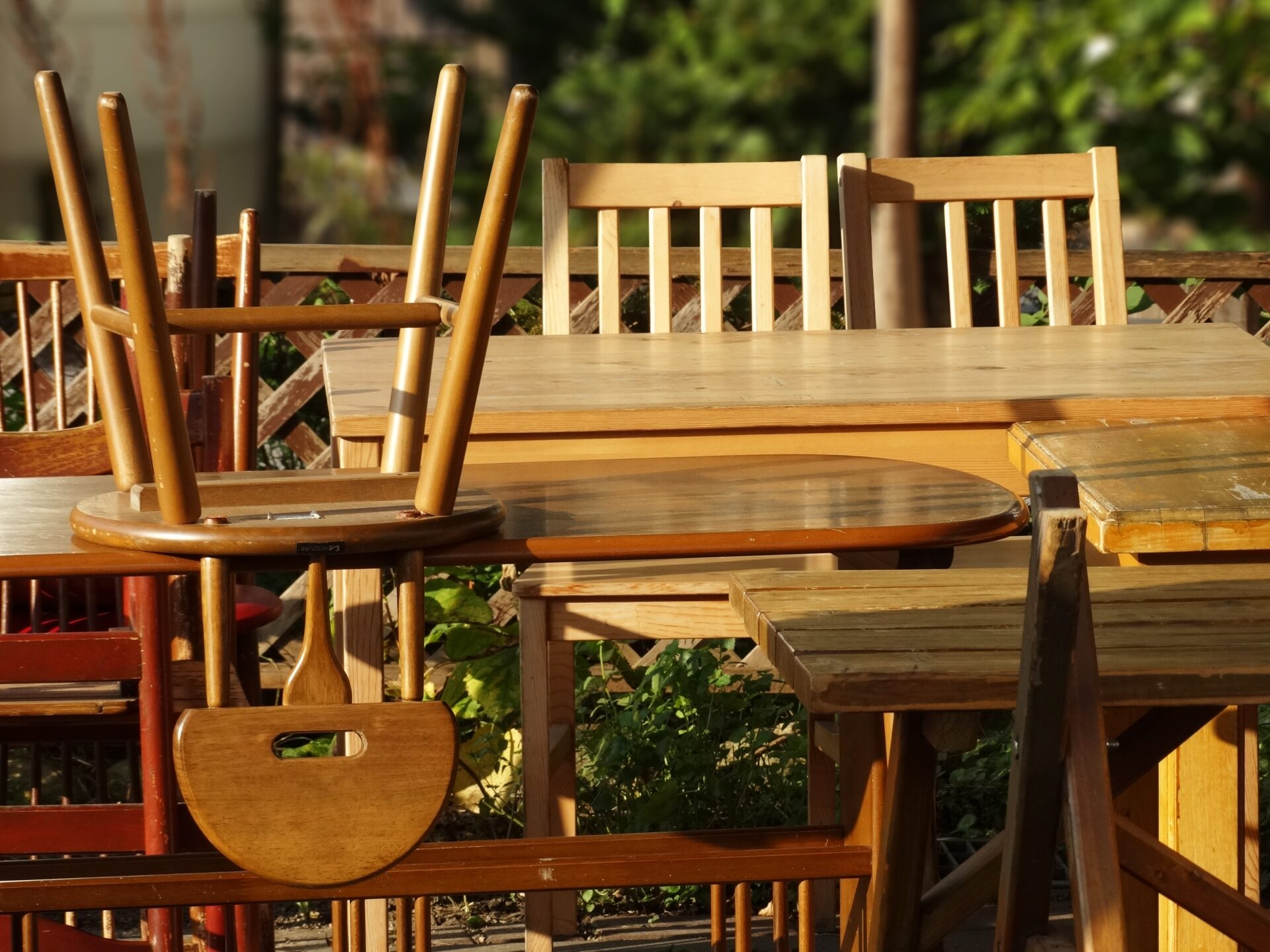 外に出した家具