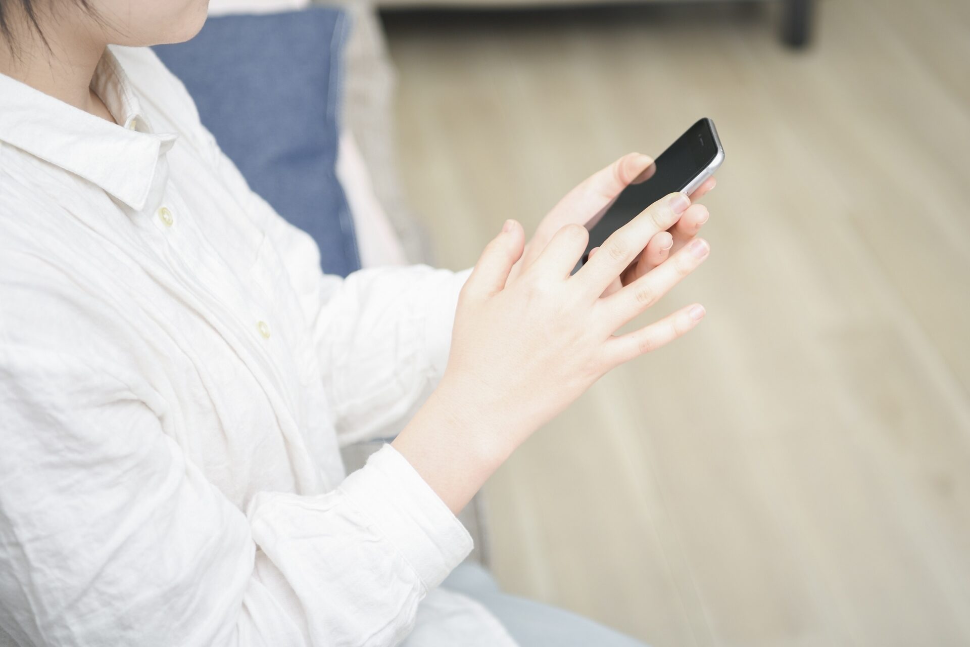 電話をかける女性