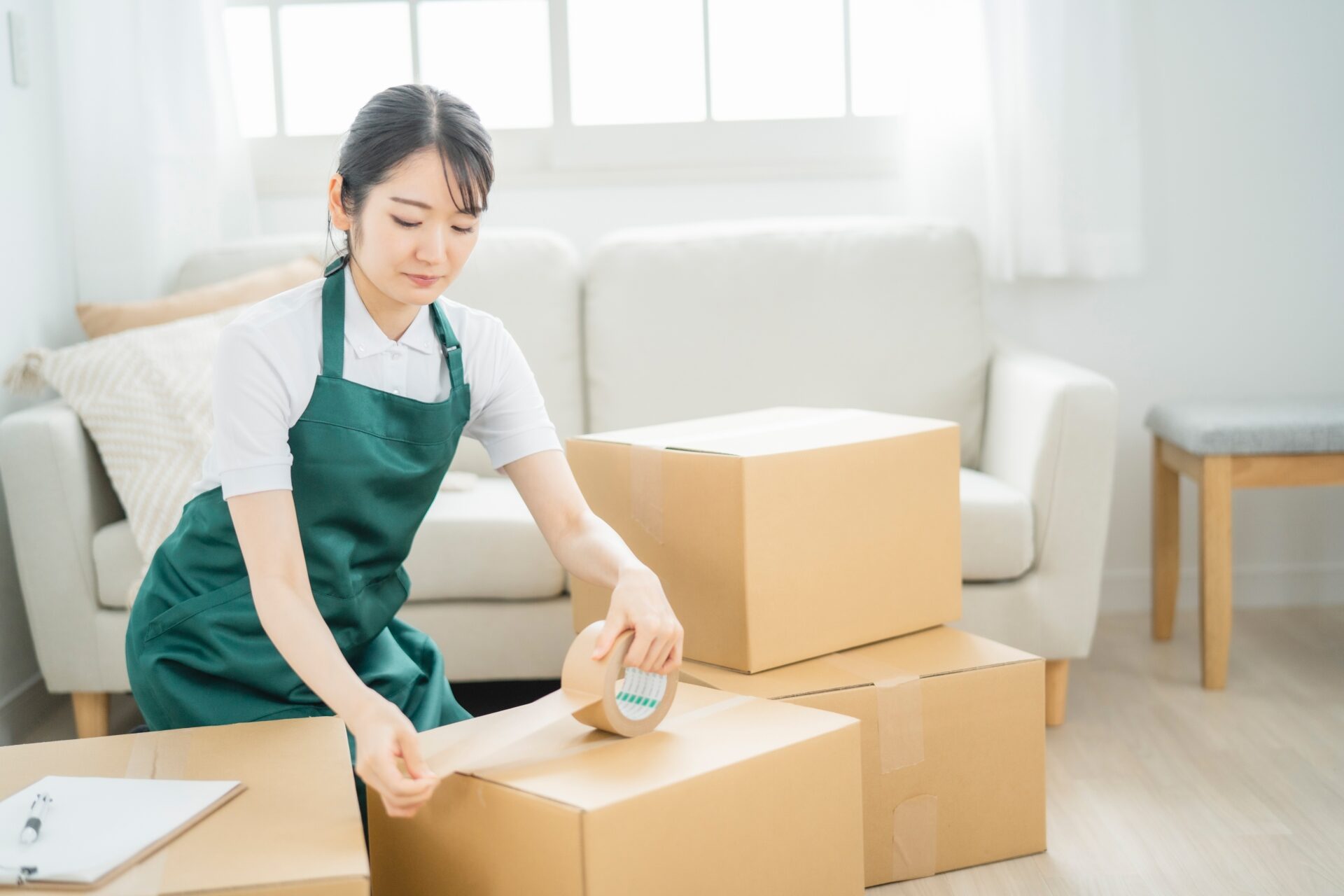 引っ越し作業をする女性