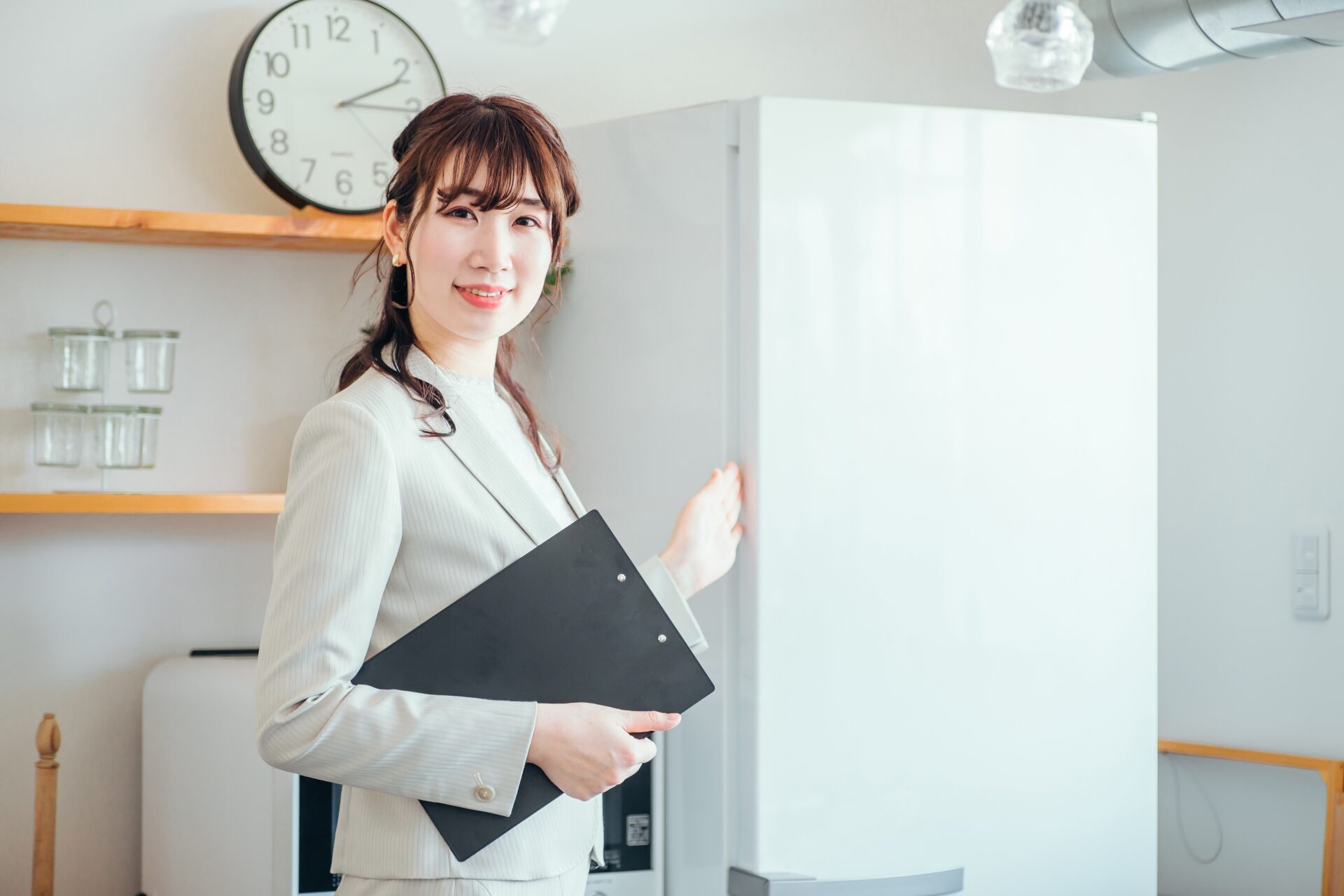 冷蔵庫を見る女性