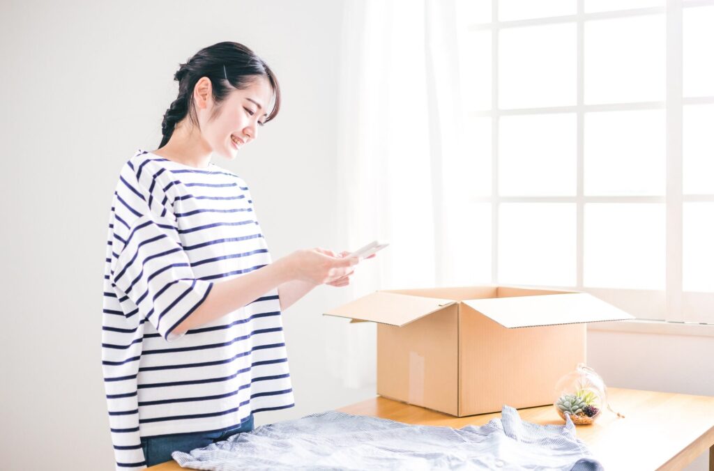 宅配買取を利用する女性