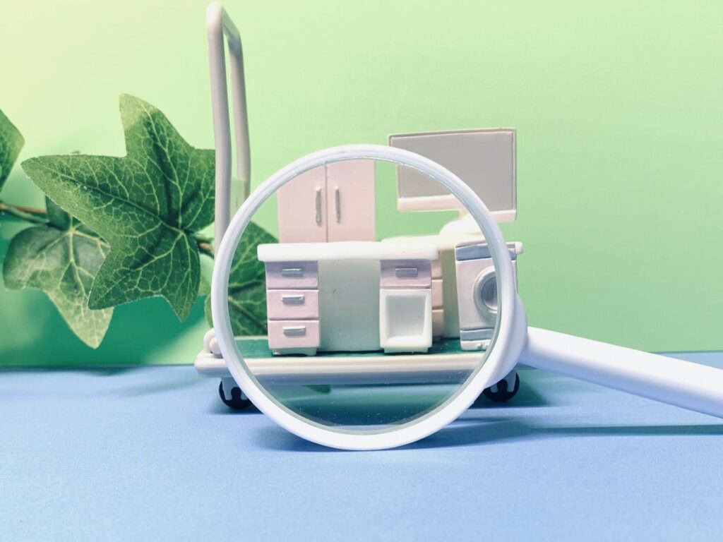 荷物と虫眼鏡と台車