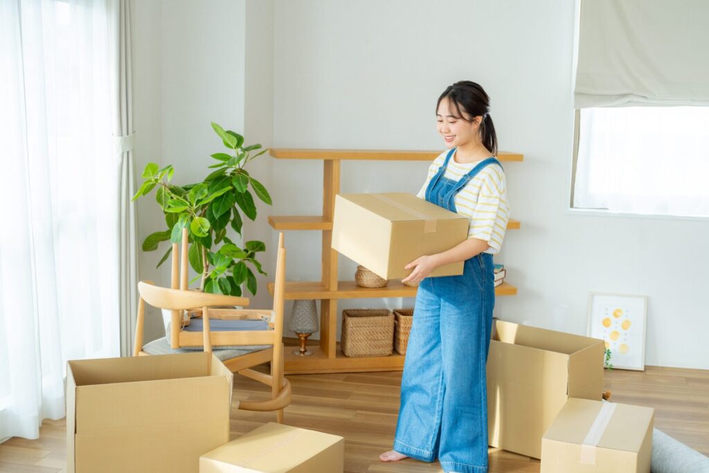 引っ越し準備をする女性