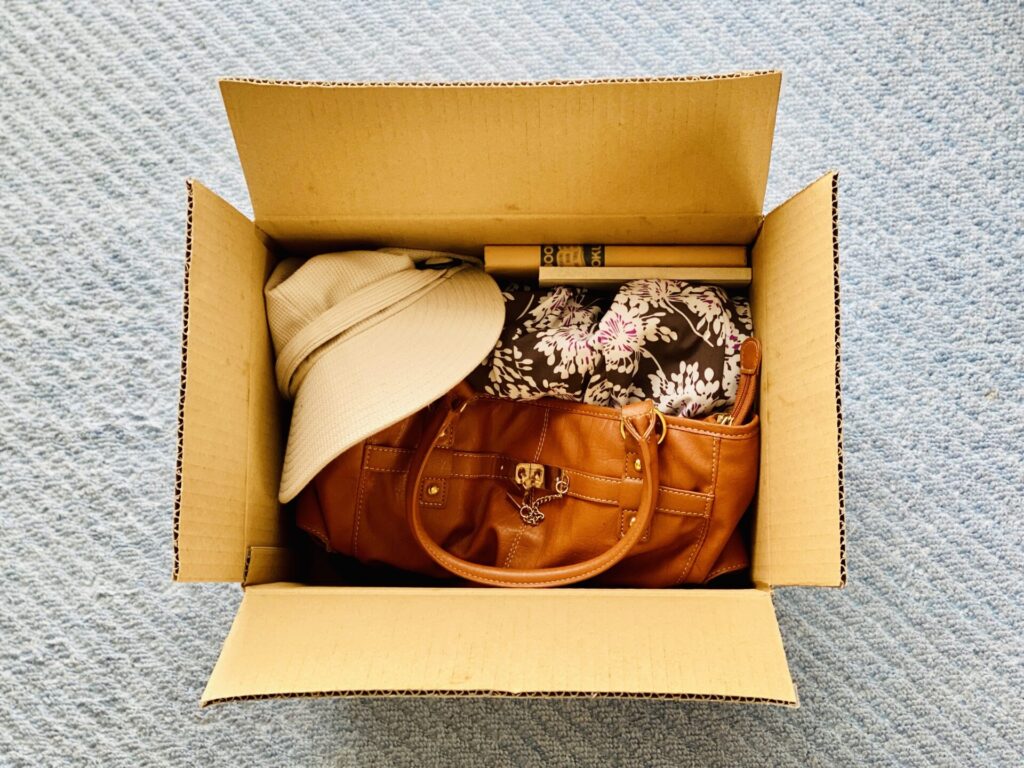 段ボール箱に入れた不用品