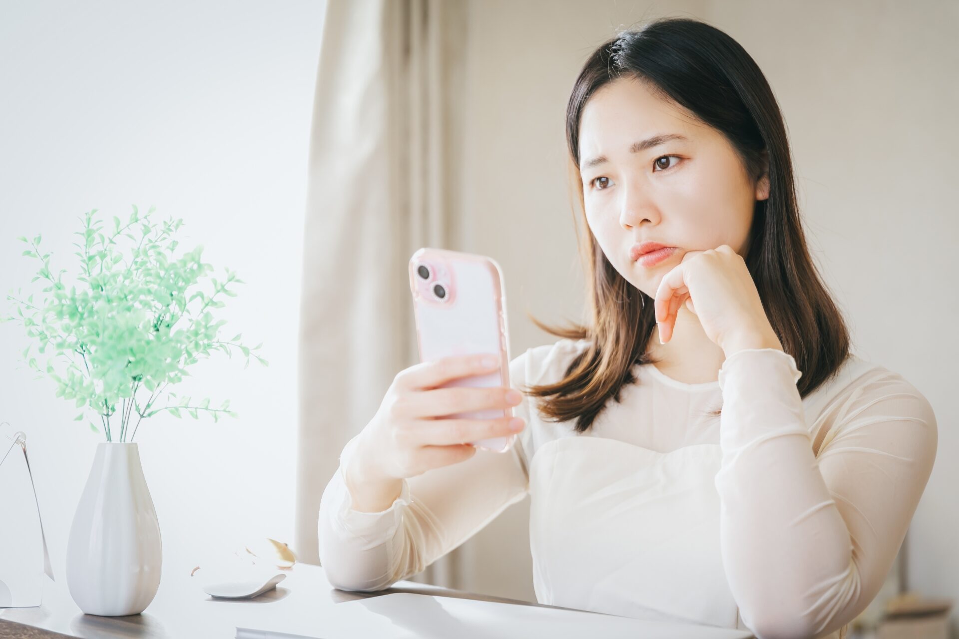 スマホを持って悩む人