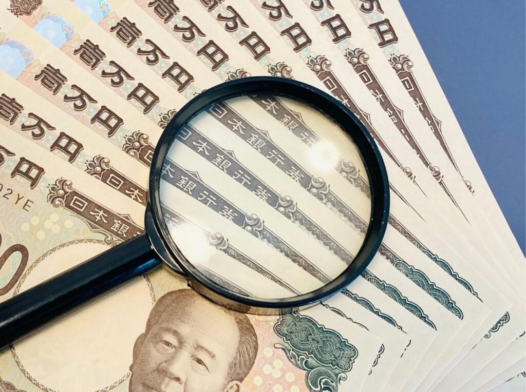 お金と虫メガネ