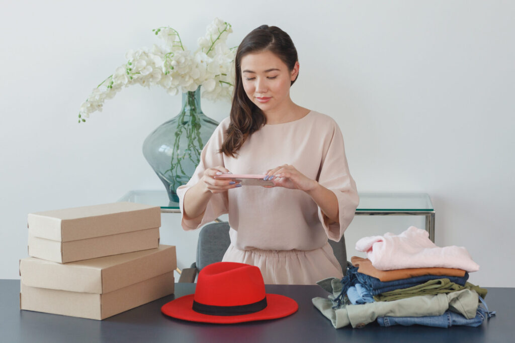 スマホで商品を撮影する人