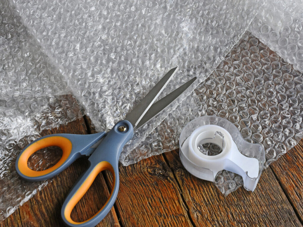 梱包用のプチプチシートとハサミ、テープ