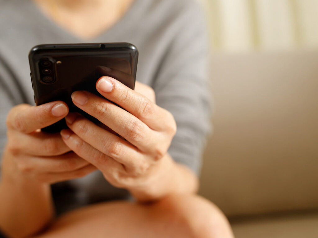 スマートフォンで申し込み手続きをする手元