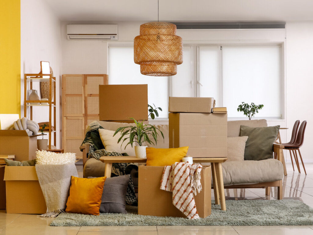引っ越し準備中で段ボールが積まれたリビング