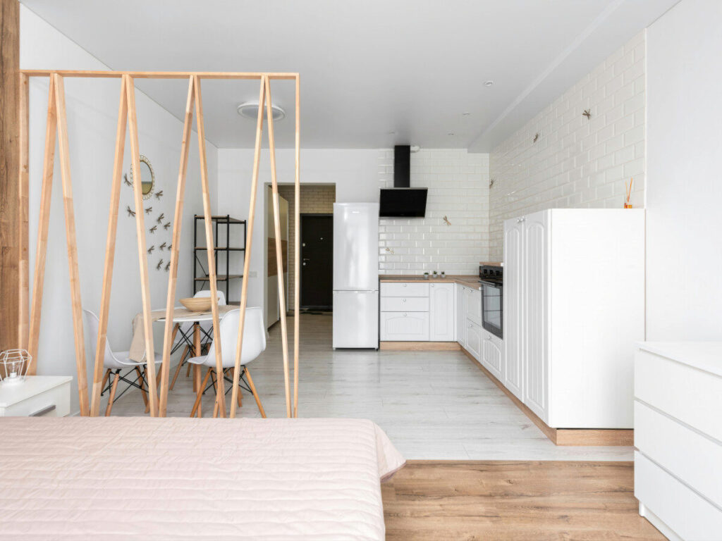 清潔感のあるワンルームの室内（キッチン・ベッド）