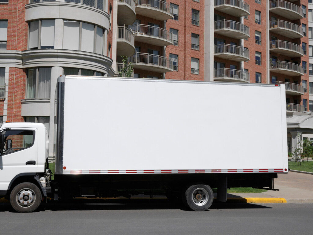 集合住宅の前に停車した引っ越し用トラック