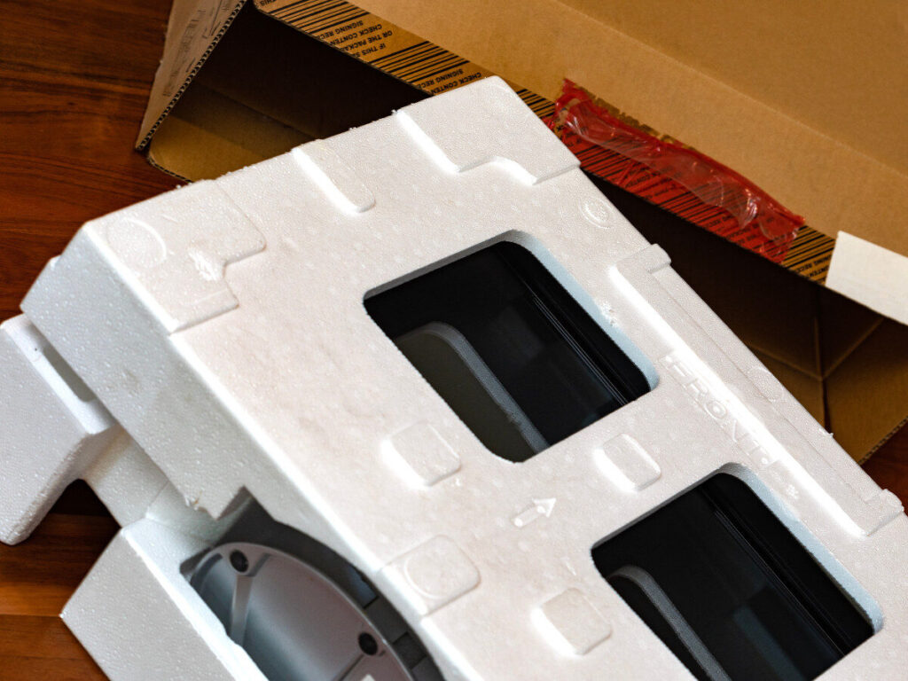 モニターを保護する発泡スチロール梱包材と段ボール箱