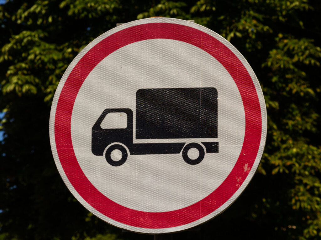 大型車通行禁止を示す道路標識