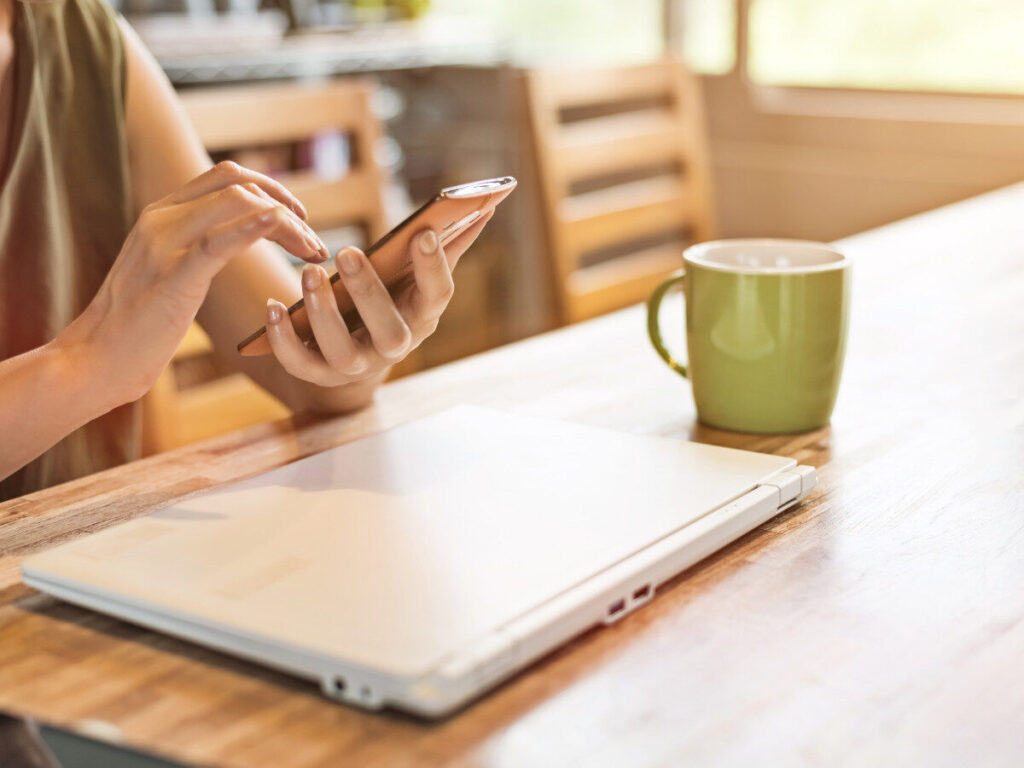 スマホで査定を依頼する女性の手元