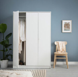 扉付きワードローブ