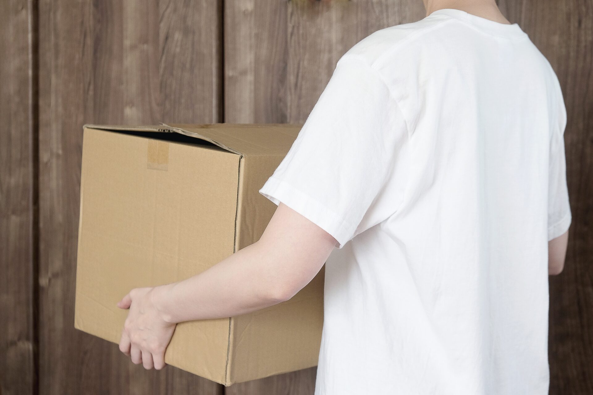 段ボールを運ぶ人