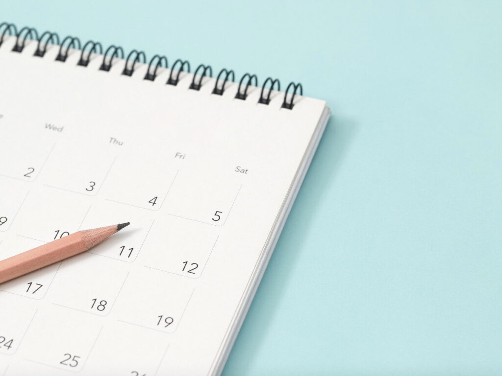 鉛筆が置かれたカレンダー