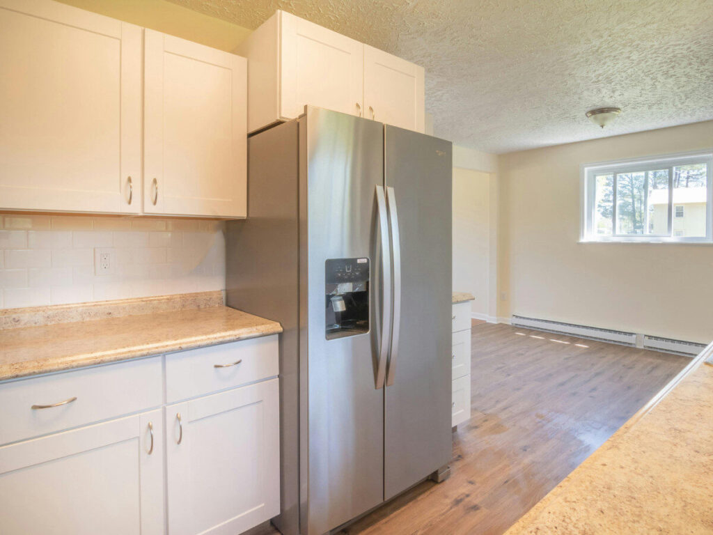 新居に設置された大型冷蔵庫の外観