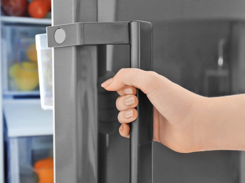 冷蔵庫のドアを開ける手元のアップ