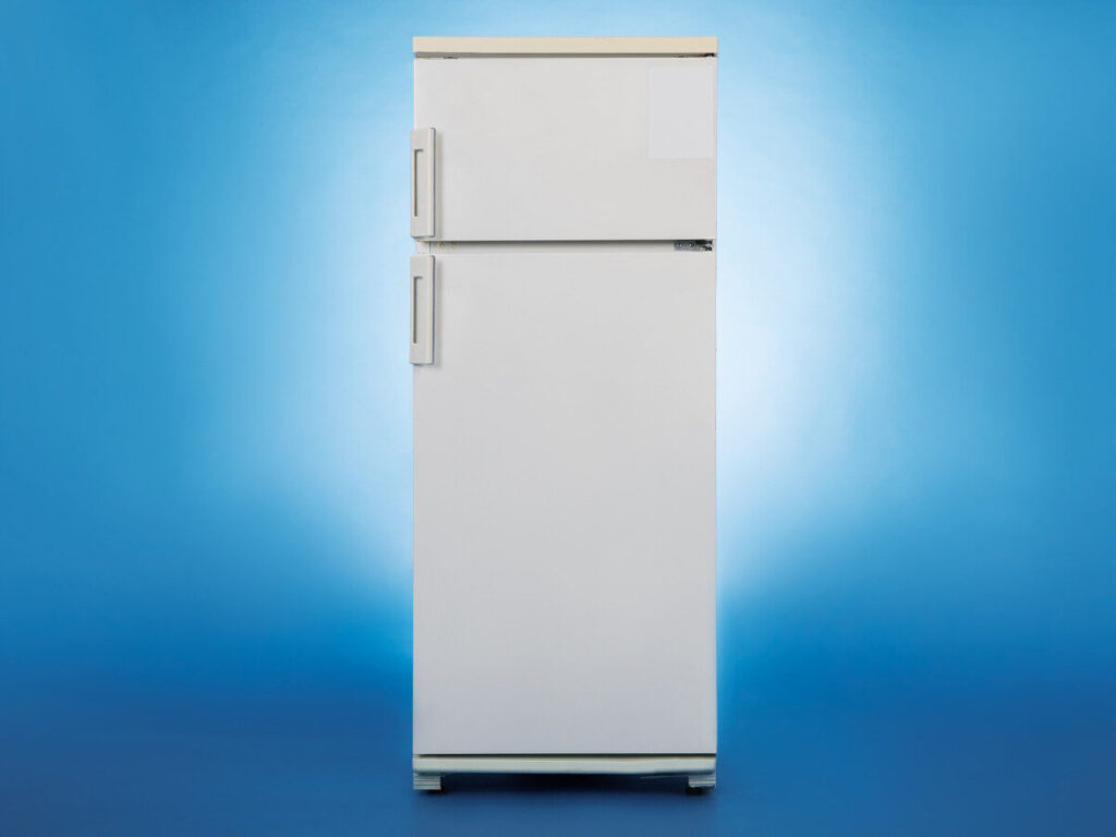 背景が青の冷蔵庫の正面