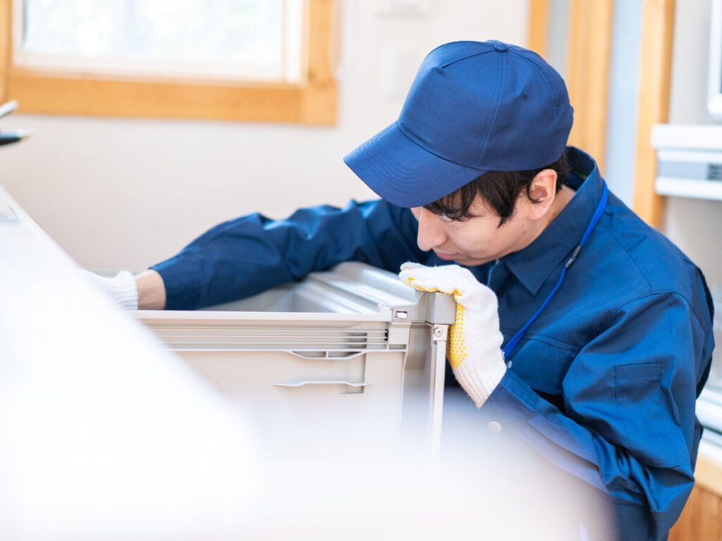 冷蔵庫を点検する作業員