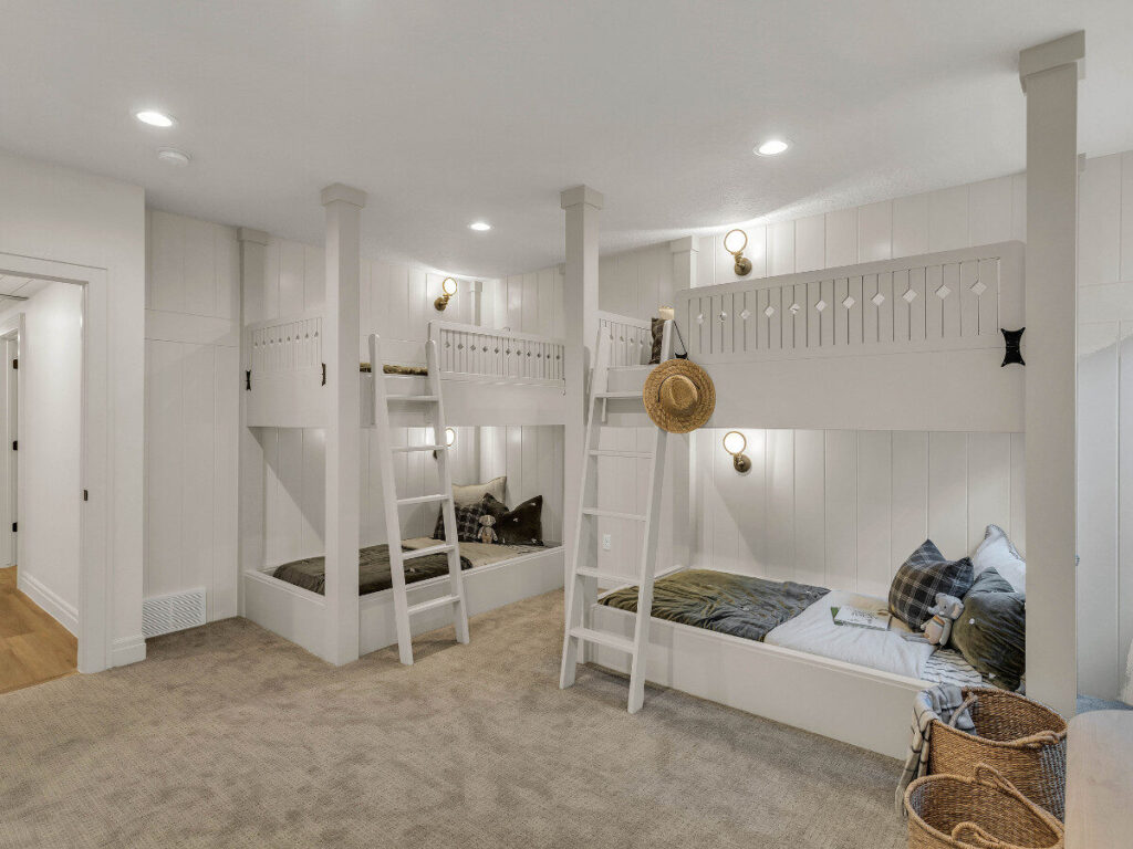 白い壁に囲まれた2段ベッドのある子ども部屋