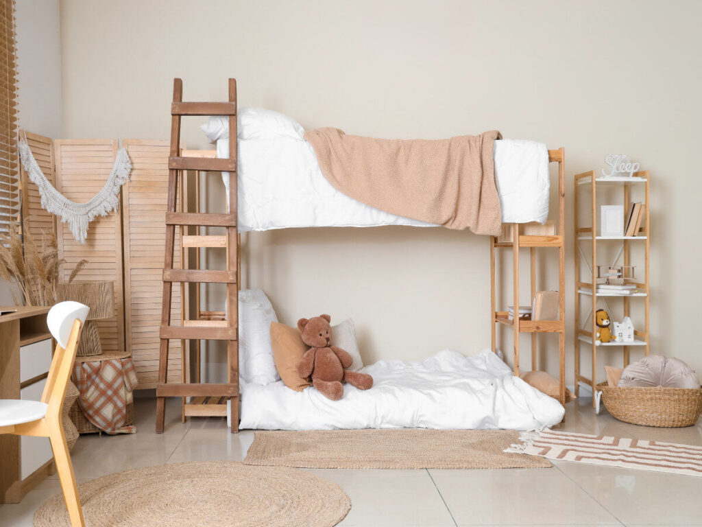 ベージュトーンのインテリアに馴染む木製2段ベッド