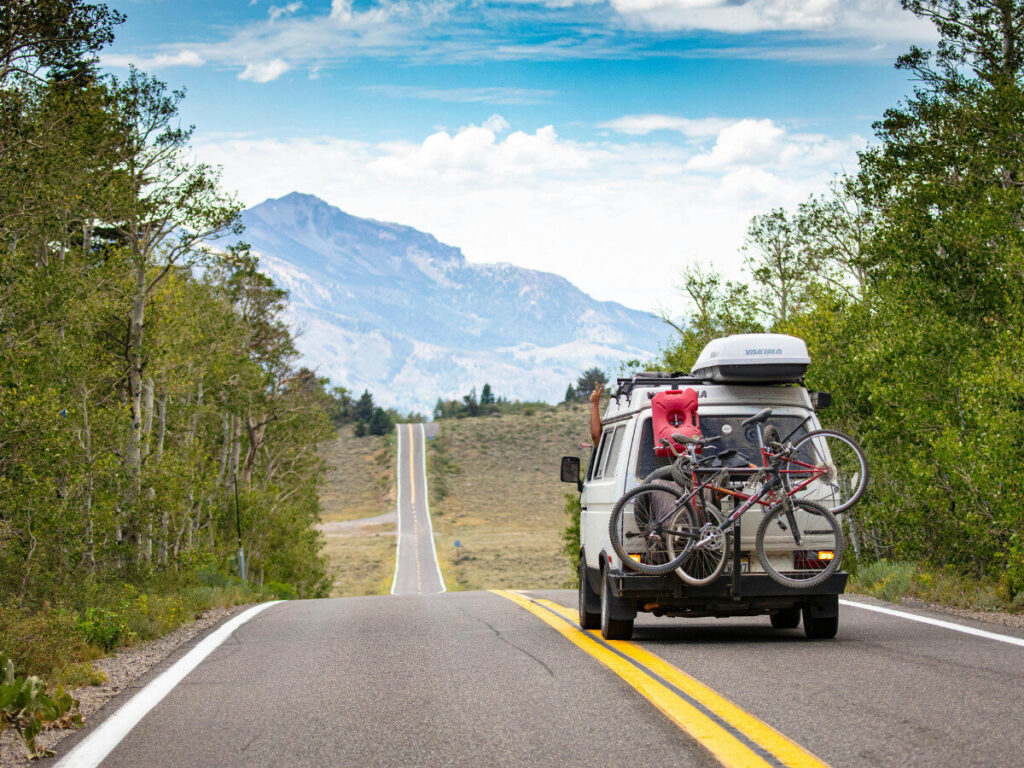 ロードバイクを積んだ車が山道を走る様子
